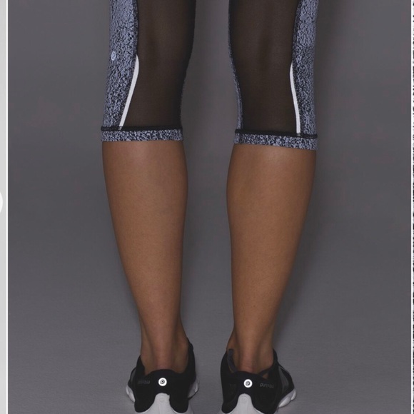 Lululemon Outrun Crop Leggings.  Size 4. - Picture 5 of 8